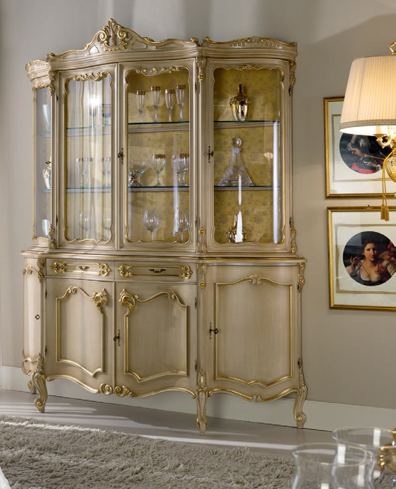 Vetrina decorata con dettagli dorati, collezione Venice's Colors