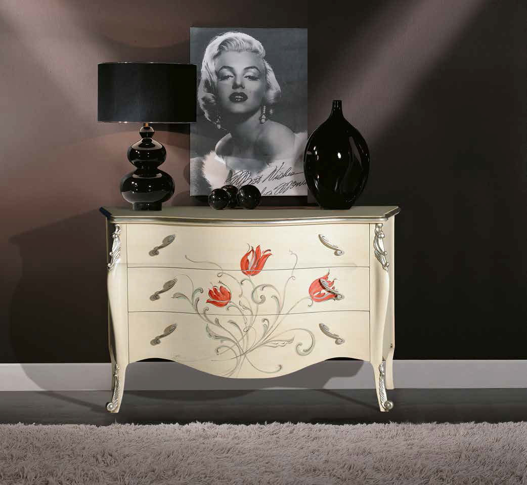 Comò laccato con decori dipinti a mano